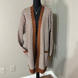 NWOT FORTUNE + IVY Cardigan‎ Chevron Print - in rust/white
